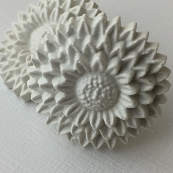 Vintage Big White Plastic Flower Clip On Earrings - Picture 7 of 8